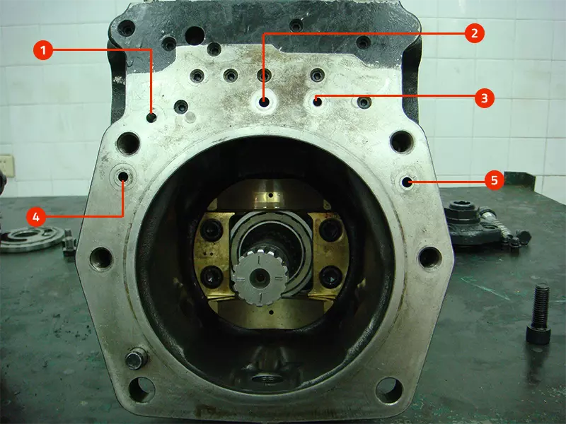 komatsu-excavator-kawasaki-pump-rear-pump-end-oil-port.webp